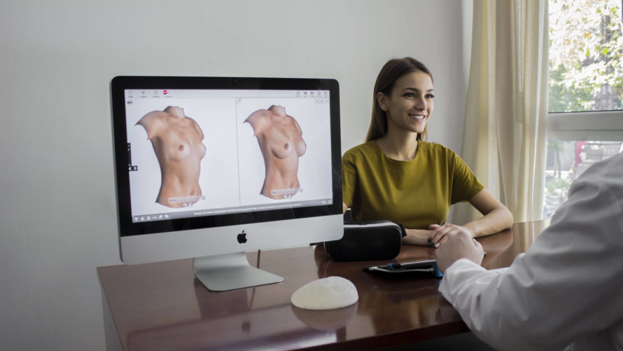 Consultation avec simulation 3D par le chirurgien