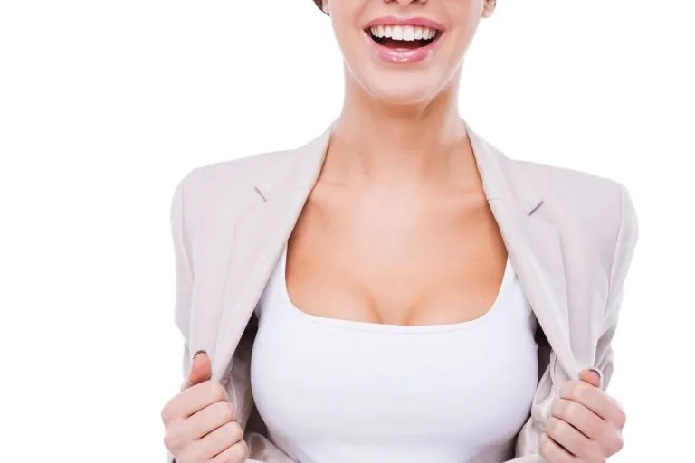 Femme en haut blanc, chirurgie esthétique et reconstructrice du sein