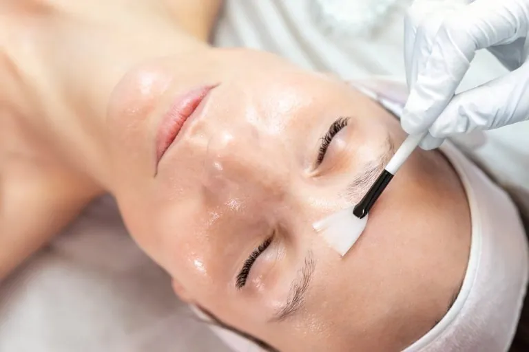 Visage féminin apaisé, chirurgie et médecine esthétique du visage