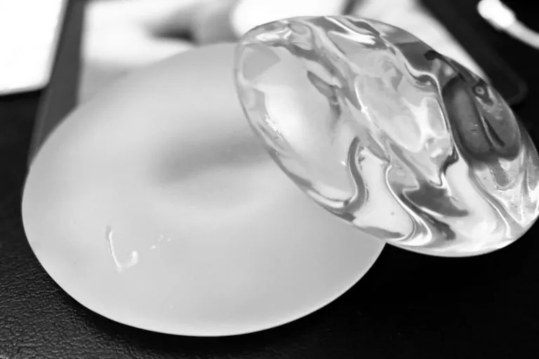 Implants mammaires en gel de silicone cohésif