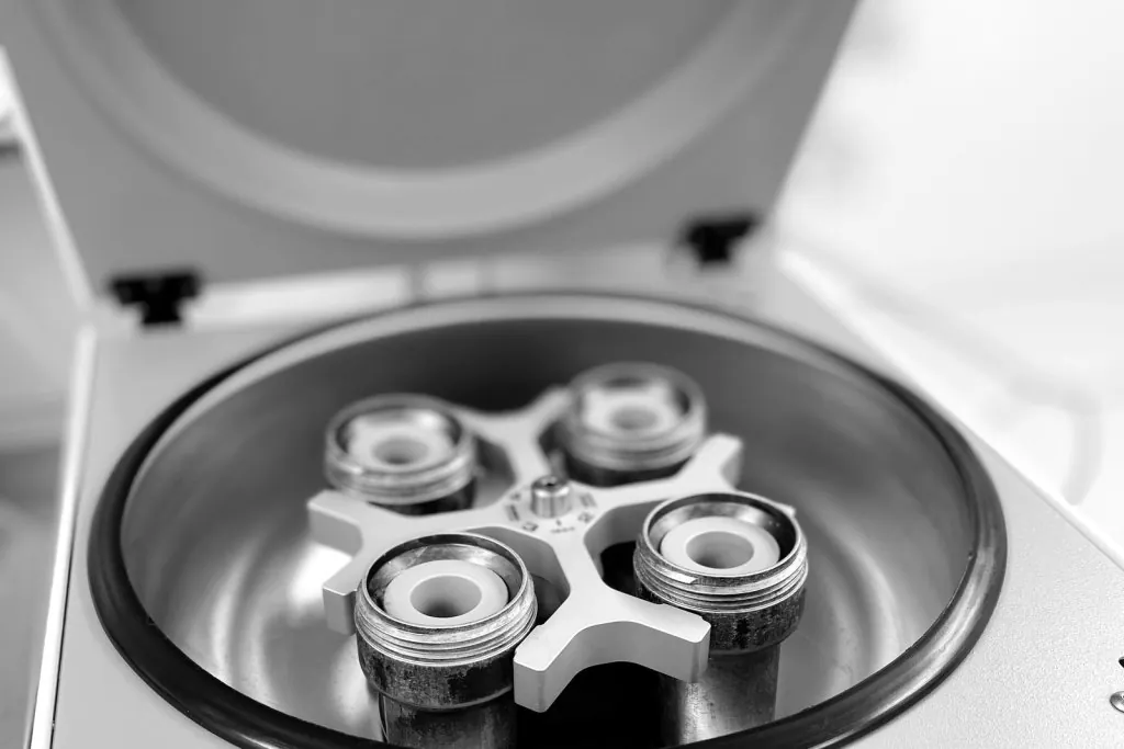 Centrifugeuse utilisée pour purifier la graisse prélevée avant un lipofilling