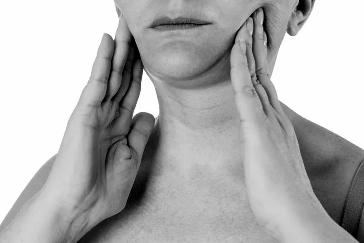 Relâchement de la peau du cou et de l ovale du visage (image de banque)
